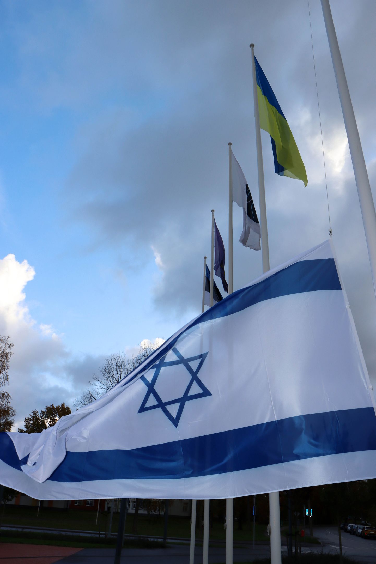 Израильский флаг перед госгимназией Кохтла-Ярве.
