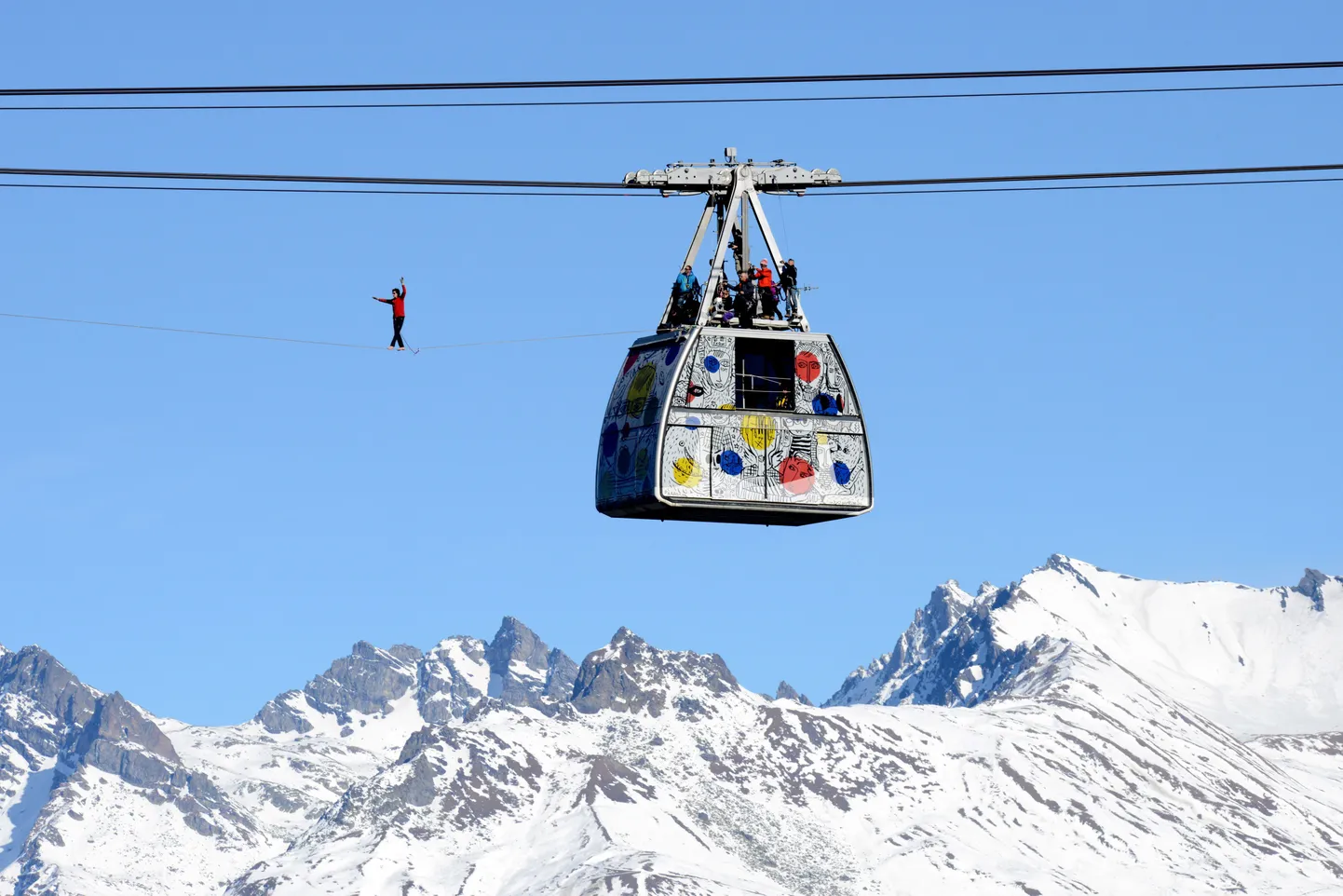 Julien Millot jalutas Mont Blanci ees köiel.