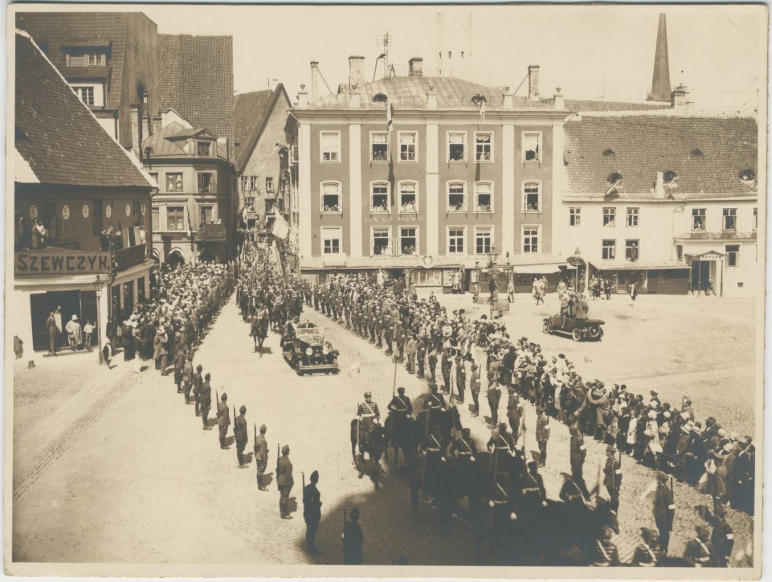 Кортеж короля Швеции прибыл на Ратушную площадь, где предварительно даже провели санитарный ремонт фасадов, 1929 год.