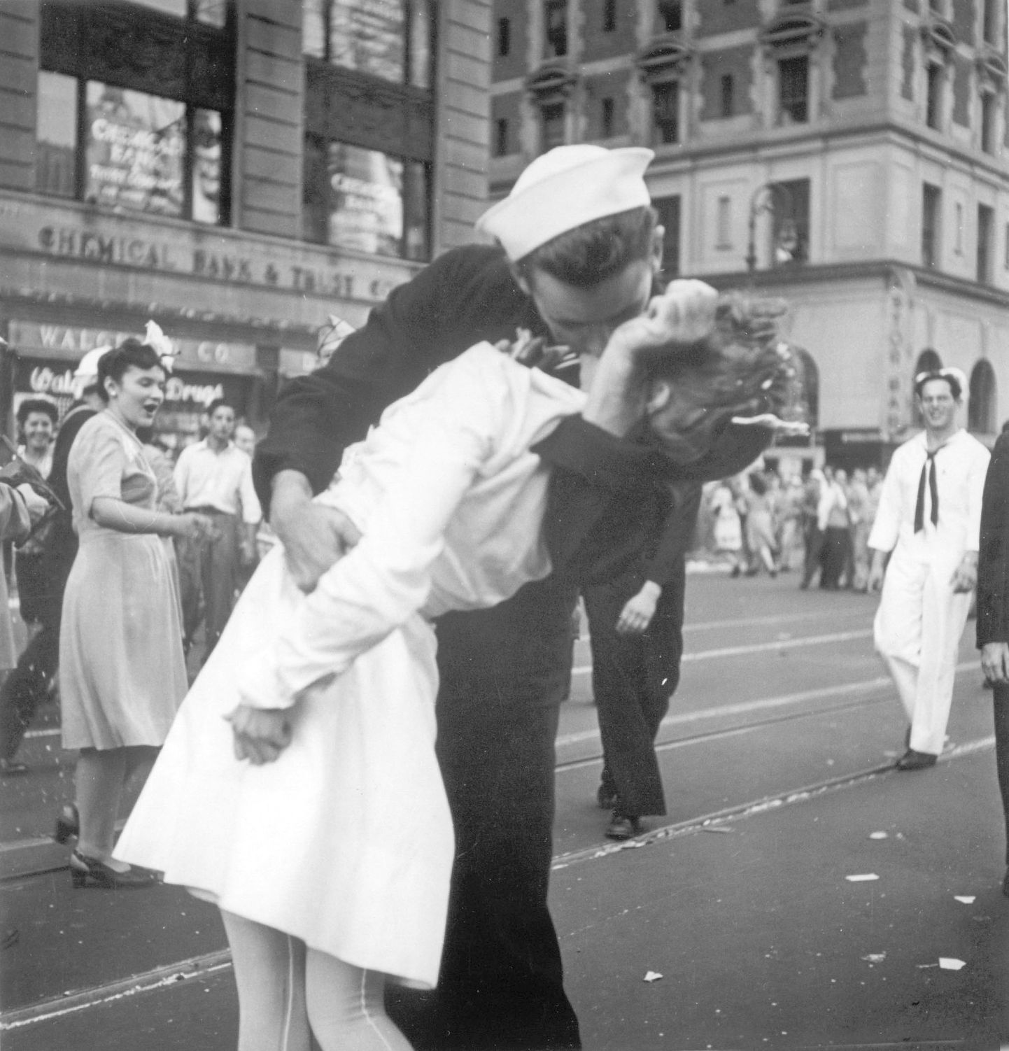 Самый известный поцелуй в истории. Ветеран ВМС США Джордж Мендонса, запечатленный на знаменитой фотографии военных лет «Поцелуй», умер в США на 96-м году жизни. Фото сделано в августе 1945 года.