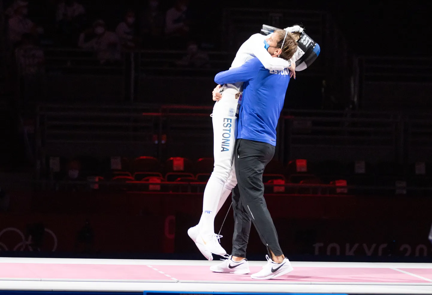 Treener Nikolai Novosjolov kallistab olümpiamedali võitnud Katrina Lehist.