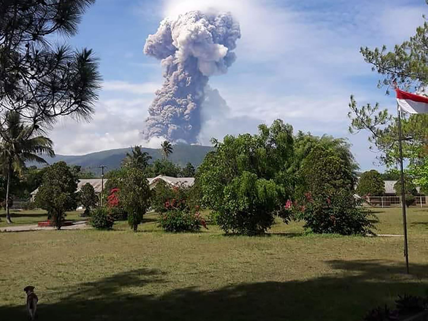В Индонезии после землетрясения и цунами произошло извержение вулкана.