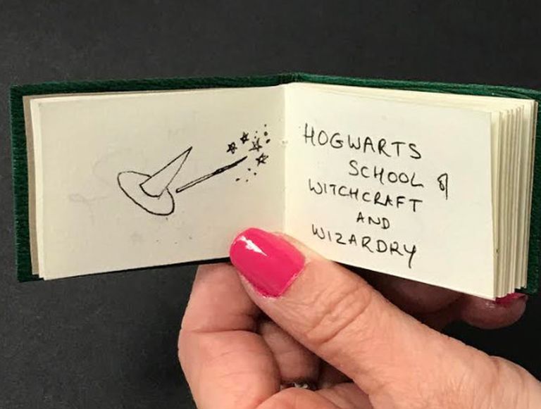 J.K. Rowlingi käsitsi kirjutatud miniraamat Sigatüüka koolist.