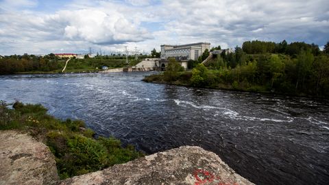 Piirivalve jätkab Narva jõele poide paigaldamist