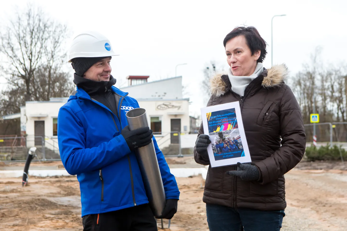 NURGAKIVI torbikut hoiab haldusjuht Urmas Raik, kaupluse töötajate posteri poetas sellesse Orissaare Konsumi juhataja Anne Pära.