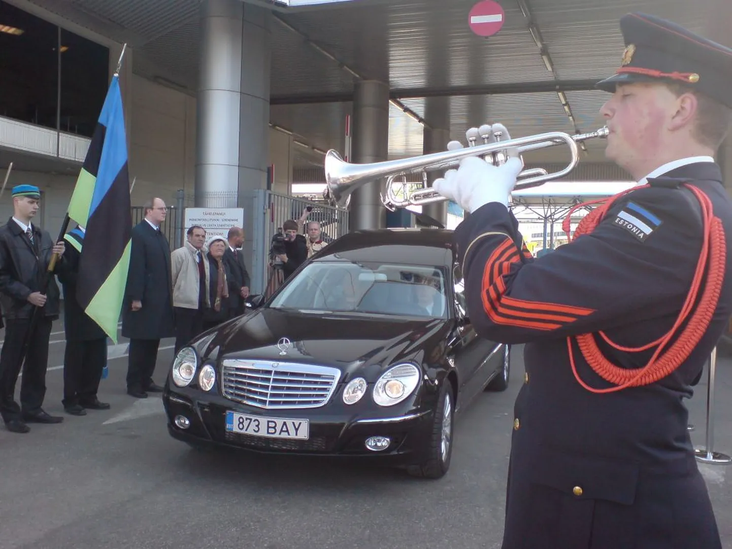 Auto Jüri Uluotsa ja tema pereliikmete säilmetega Tallinna reisisadamas. Vasakul korporatsioon Rotalia esindajad, riigisekretär Heiki Loot ja Uluotsa sugulased.
