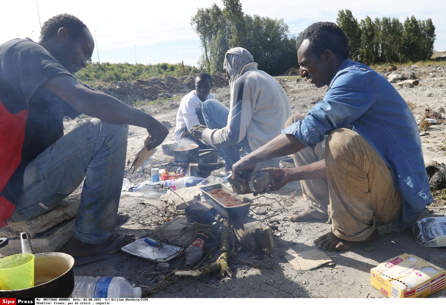 Sudaani immigrandid Calais's Eurotunneli terminali lähistel täna spagette ja kohvi valmistamas.