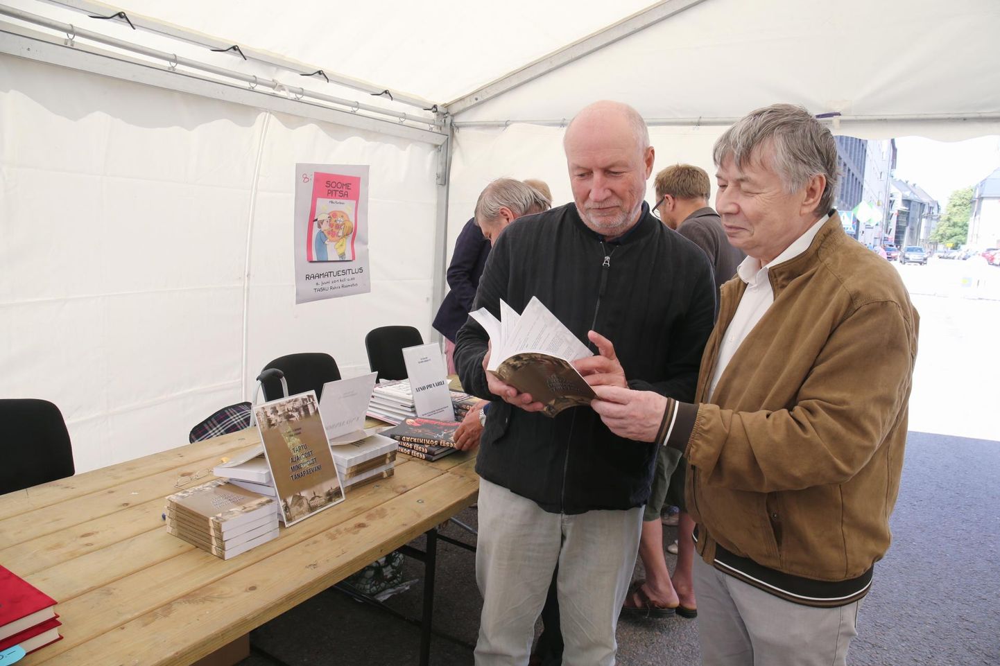 Uno (vasakult) ja Lembit Ainsoo lehitsesid oma värsket teost Tartu linna päeva raamatulaadal.