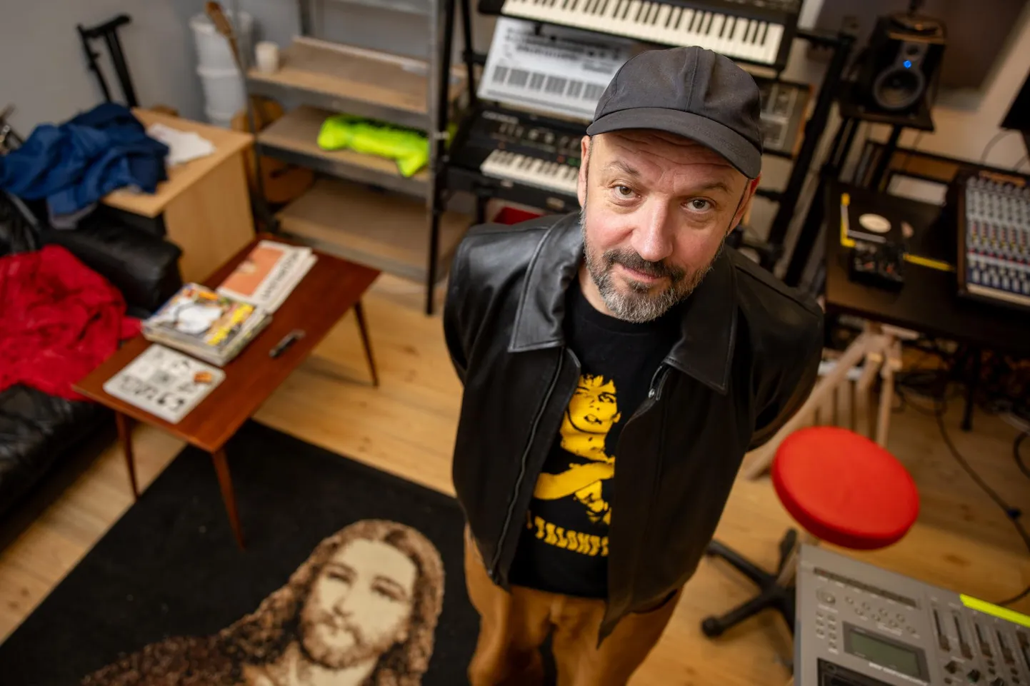 Raul Saaremets, juba kultuslikuks saanud Raadio 2 saate «Vibratsioon» juht ütleb, et sattus raadiosse hoopis Röövel Ööbiku laulja Tõnu Pedaru kaudu.