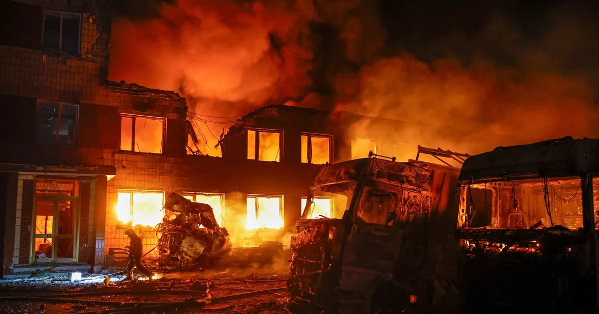 Ukraina pealinna Kiievit raputas ööl vastu pühapäeva mitu plahvatusteseeriat, teatasid sündmuskohal viibivad AFP ja Ukraina ajakirjanikud, üks plahvatustest oli