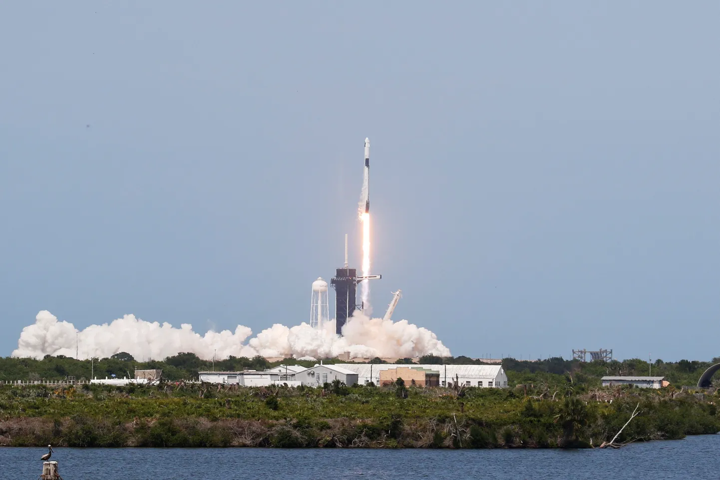 SpaceX startis mehitatud kosmoselennule.