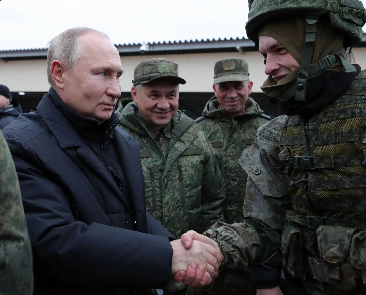 Владимир Путин, Сергей Шойгу и российский военный
