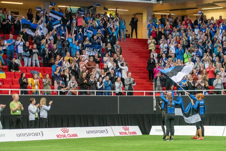 Eestlannad publikut tänamas.