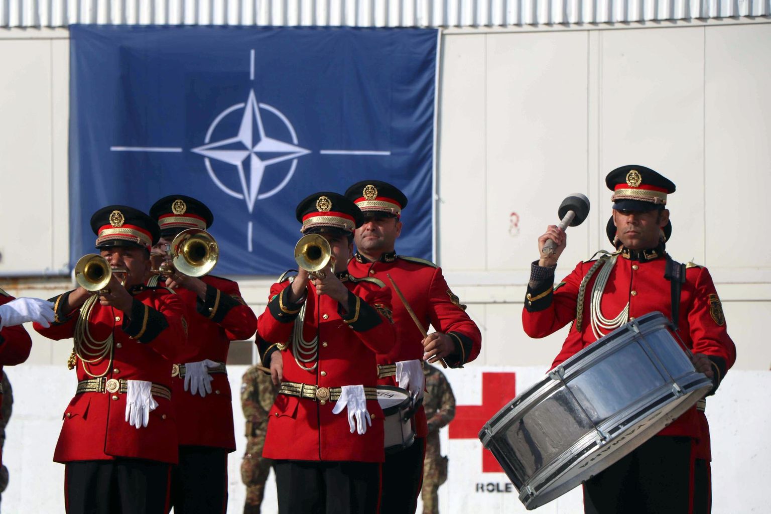 Eile Afganistanis Herati provintsis musitseerinud sõjaväeorkester tähistas seda, et Itaalia võttis NATO missiooni seal järgmiseks kuueks kuuks enda juhtida. 
