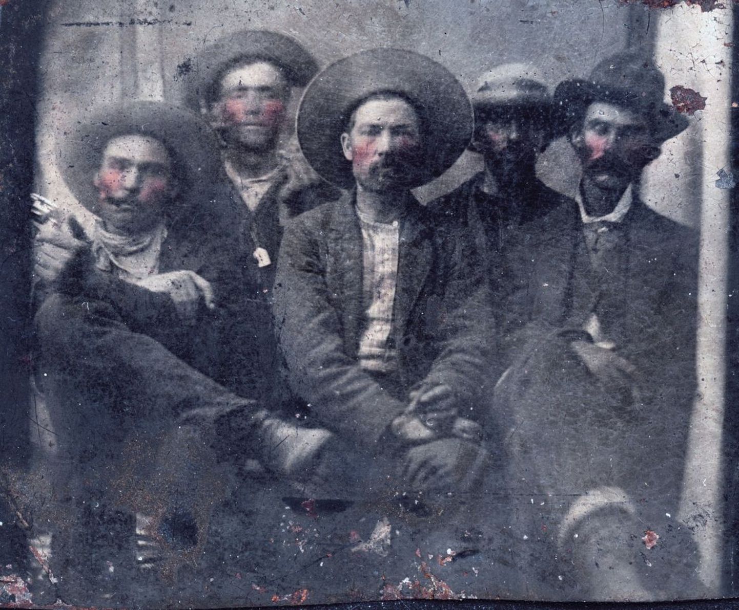 Seni ainus teadaolev ülesvõte, kus poseerivad koos lindprii Billy the Kid (vasakult teine, taga) ja Pat Garrett (paremal, musta kaabuga).