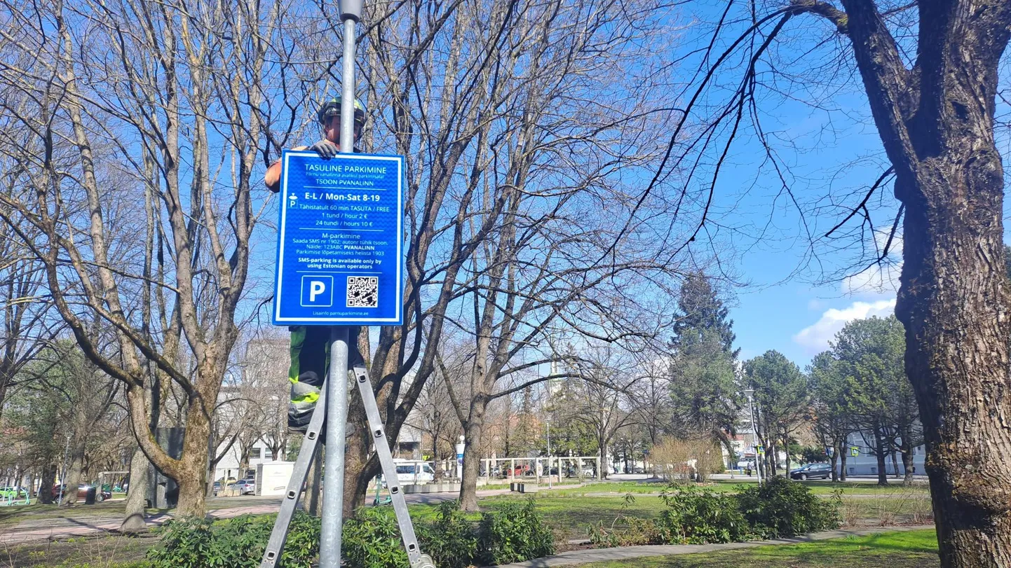 Täna lõunal paigaldati Pärnu südalinnas uue parkimiskorra reeglitega infotahvleid.