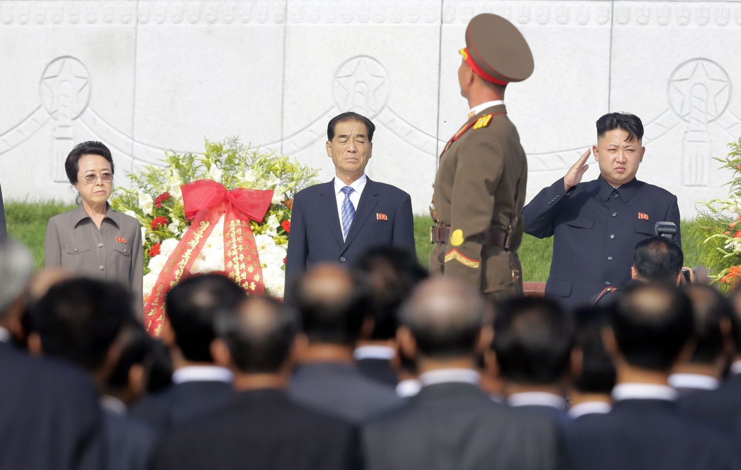Põhja-Korea diktaator Kim Jong-un (paremal) koos oma tädi Kim Kyong-hui ja riigi peaministri Pak Pong-juga juulis  2013.