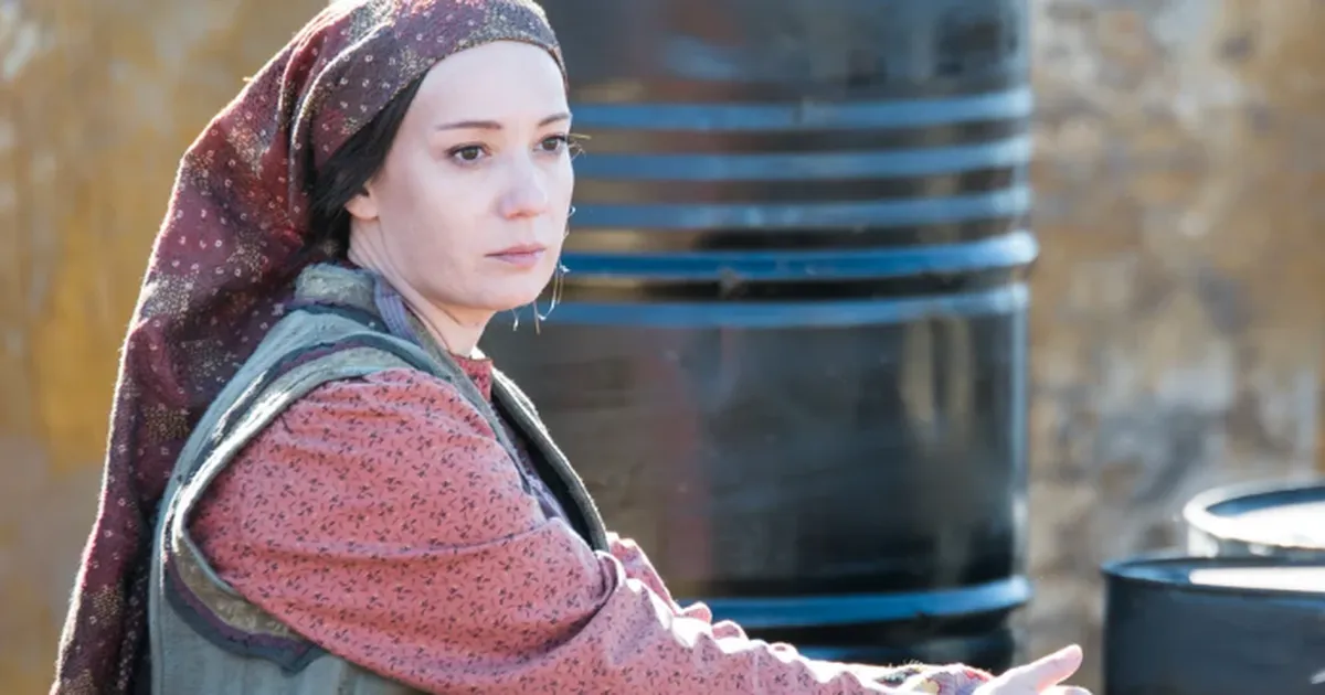 Жұқа брюнеткамен бөлісетін екі адамның порносын көріңіз