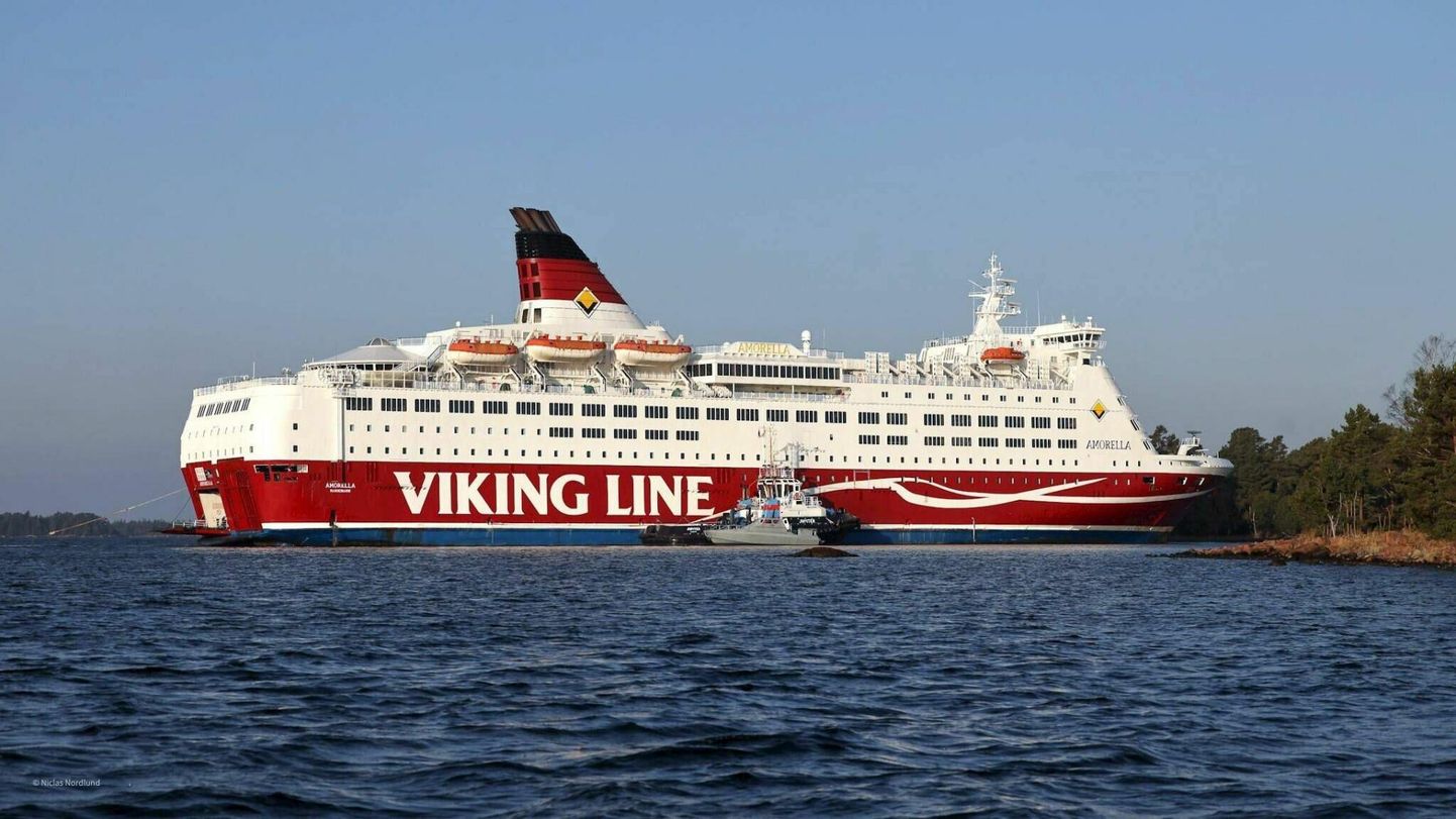 Пассажирский паром компании Viking Line сел на мель, 2020 год.