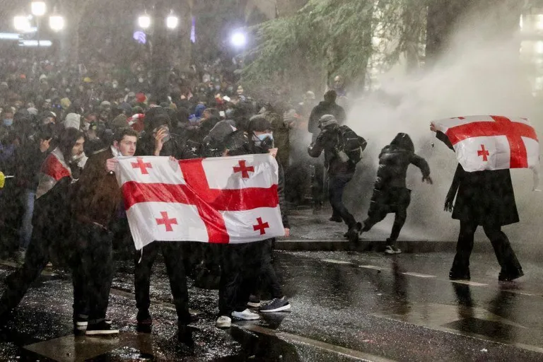 Полиция использует для разгона протестующих водометы