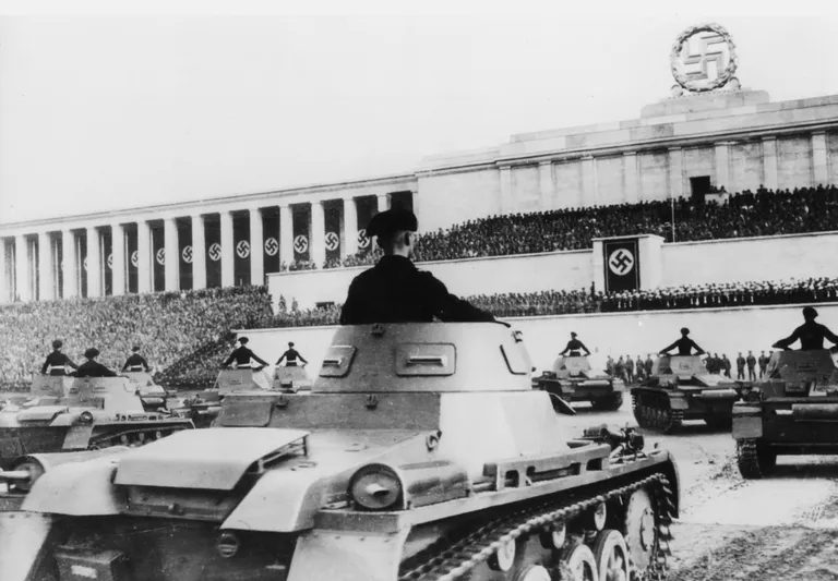 Natsipartei paraad Nürnbergis 1938. aastal. Massidemonstratsioonide tarbeks ehitatud hiigeltribüüni kavandas Albert Speer.