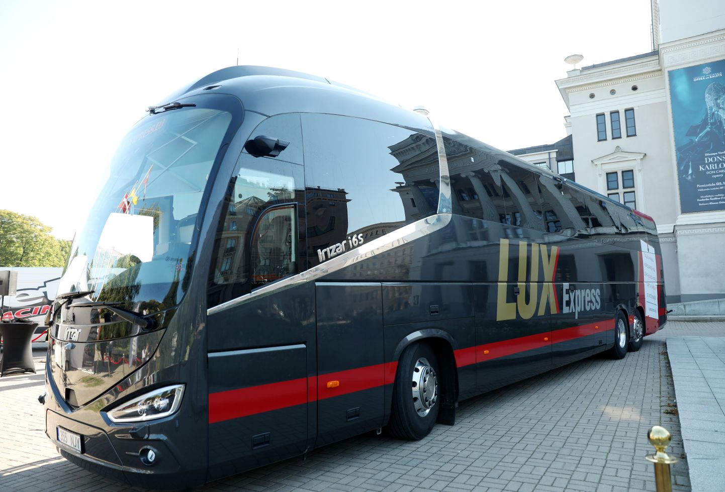 Starptautiskā pasažieru pārvadātāja "Lux Express" jaunais autobuss "Scania Irizar i6S Efficient" prezentācijas pasākuma laikā pie Latvijas Nacionālās operas un baleta ēkas.