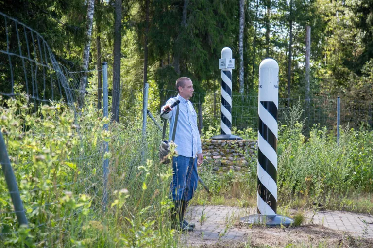 Ajakirjanik Aivar Aotäht on Eesti idapiiri esimese posti juures ning temast vasakul on Eesti-Läti ühine piiripost. Lehemehe selja taga teisel pool võrkaeda ojas saavad nurkapidi kokku Eesti, Läti ja Venemaa.