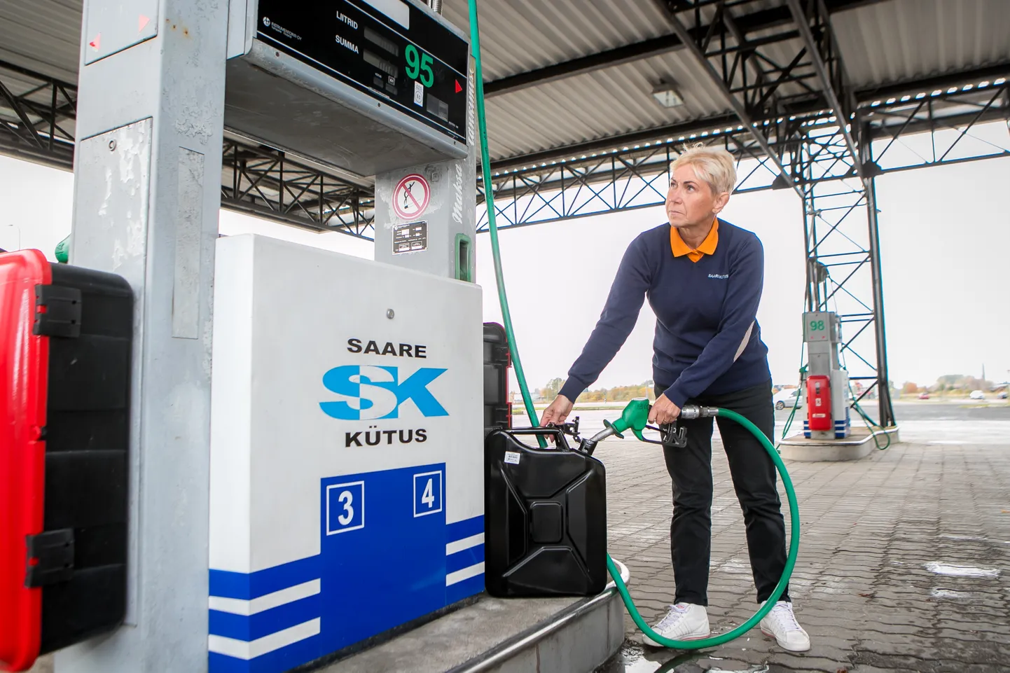 ALATI VALMIS: Roonimäe tankla juhataja Svetlana Peeters ja teised tankla töötajad leiavad kliendi murele alati lahenduse.