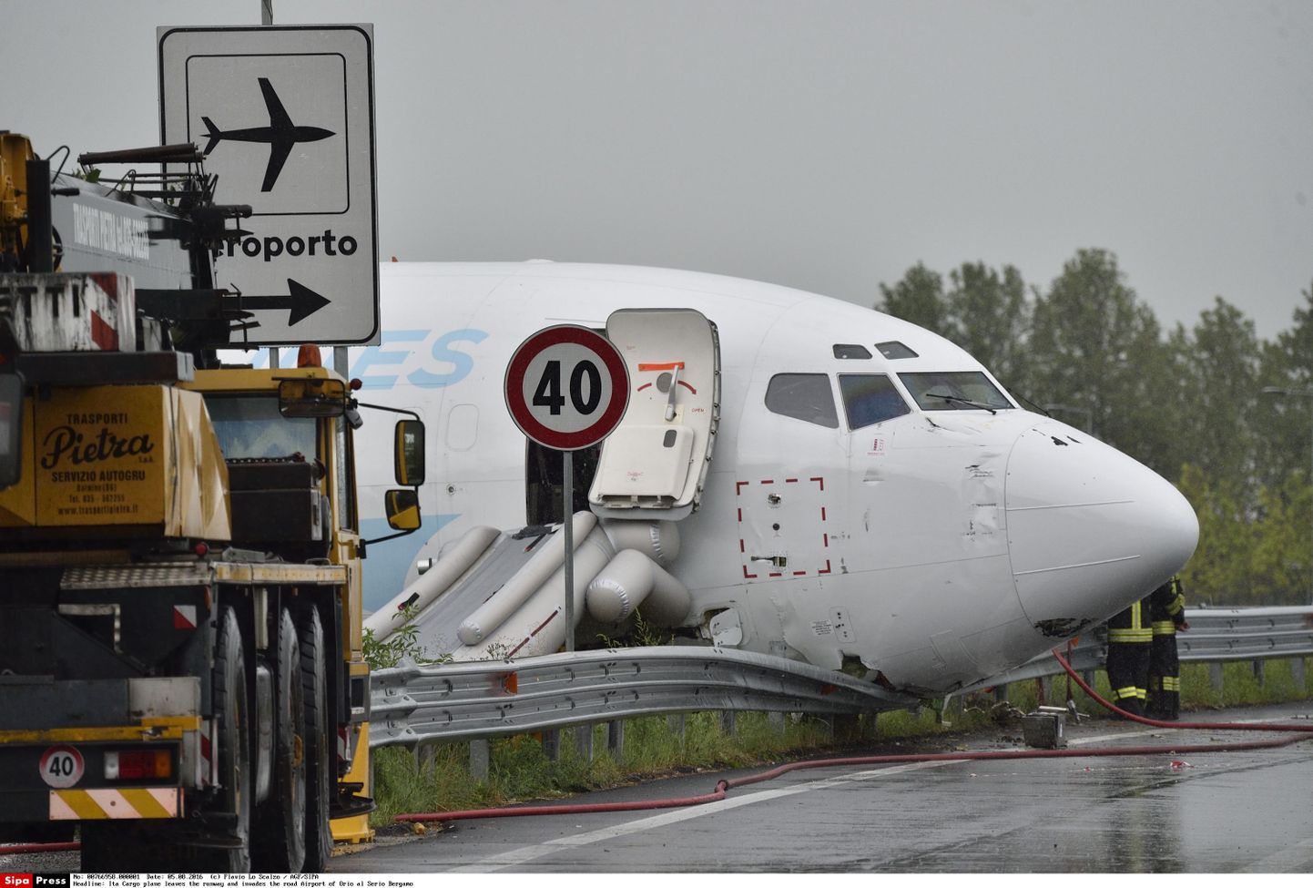 Самолет не смог вовремя затормозить, пробил ограждения территории аэропорта и выкатился на шоссе.