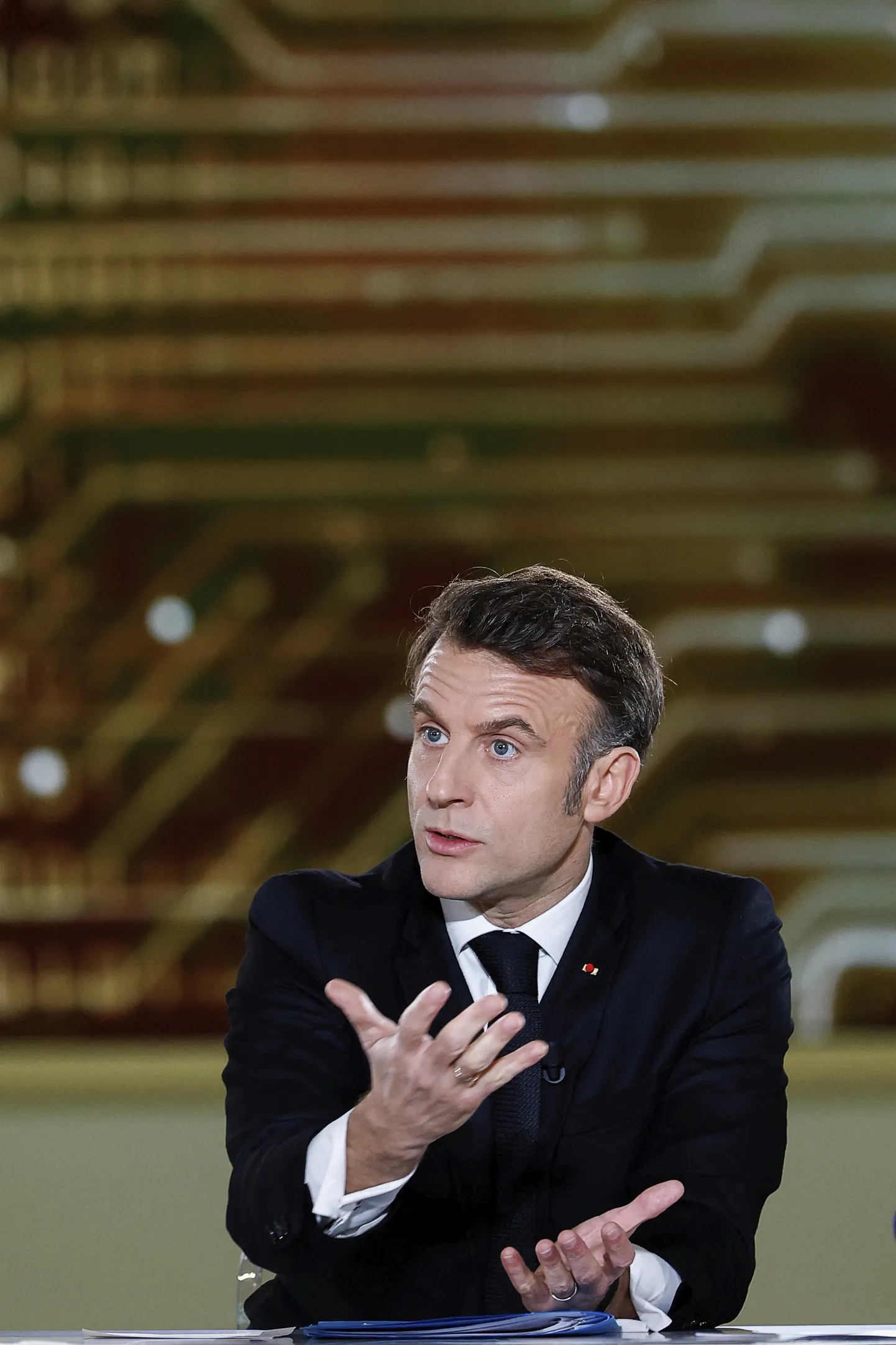 Prantsuse president Emmanuel Macron andis 9. veebruaril 2025 intervjuu enne 10. -11. veebruarini 2025 Pariisis toimuvat tehisintellekti konverentsi AI Action. Macronist ilmus sotsiaalmeediasse süvavõltsitud video, kus AI on pannud ta erinevatesse rollidesse