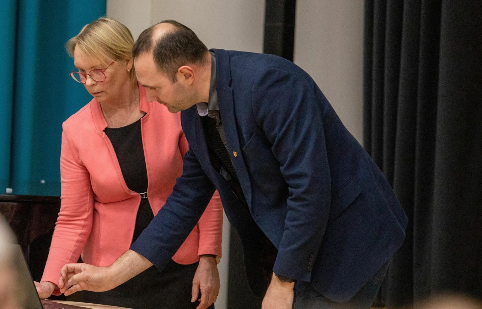 Abivallavanem Kaie Toobal ja vallavanem Karel Tölp nentisid volikogu ees esinedes, et töötajate puudus vallamajas on väga suur probleem.