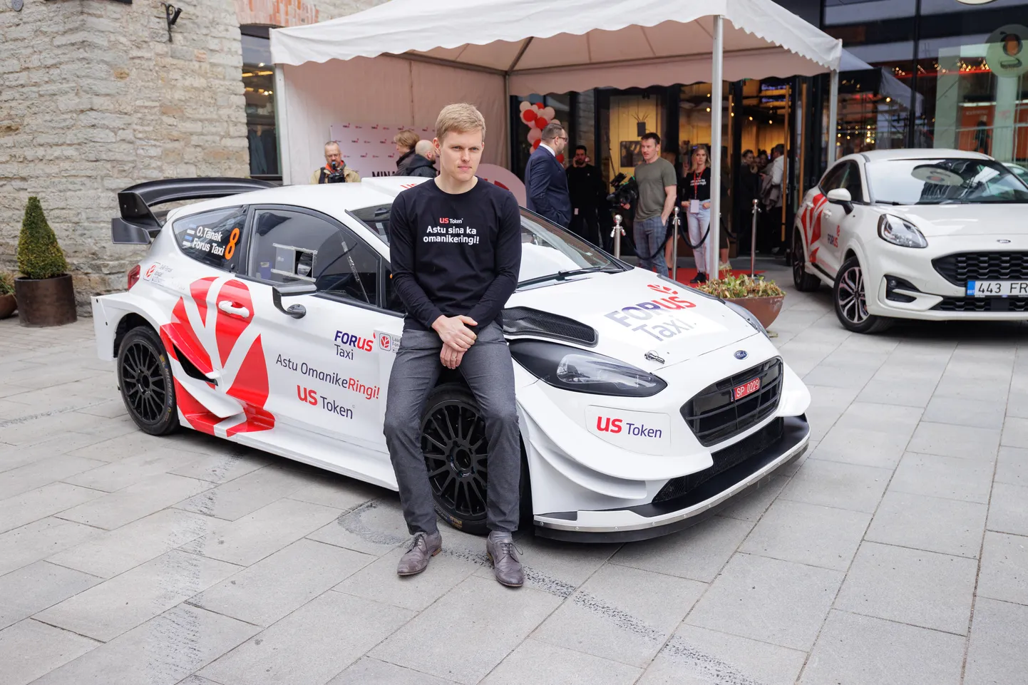 Ott Tänak saabus üritusele oma firma takso roolis, tänavale hoogsaid poognaid maalides.