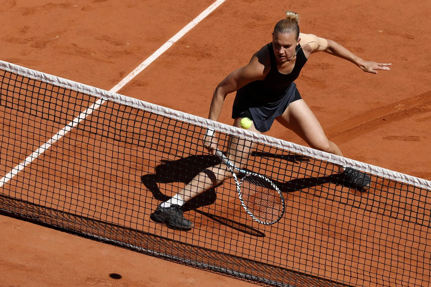 Kaia Kanepi võtmas Roland Garrosi liivaväljakutest maksimumi ehk sellele libisemas.