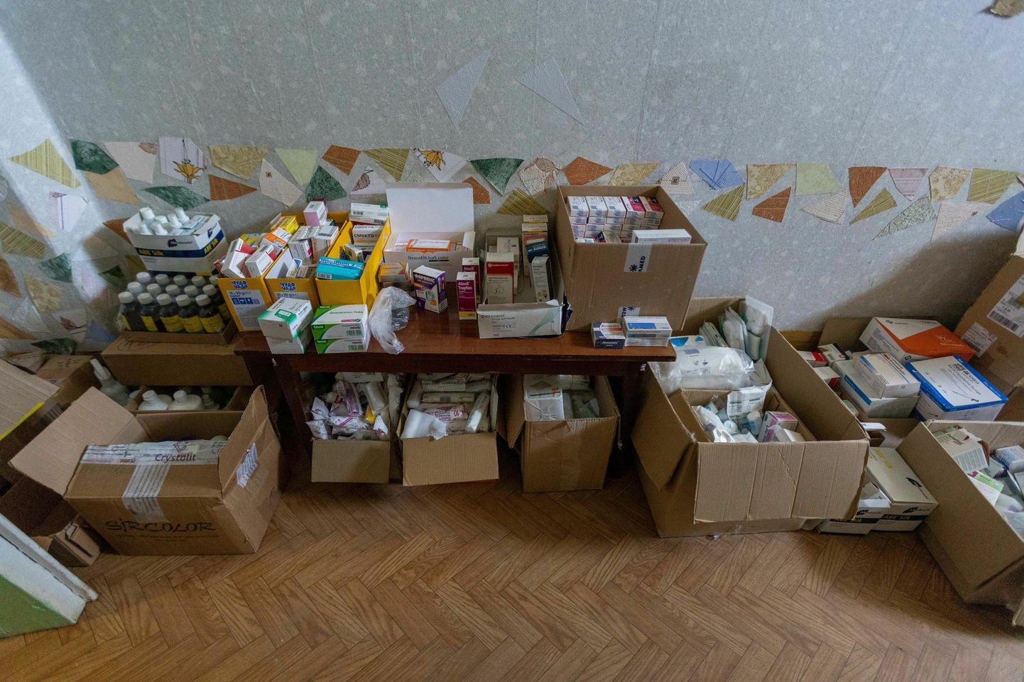 Kastid ebavajalikke ravimeid sisaldava humanitaarabiga Lõssõtšanski abikeskuses.