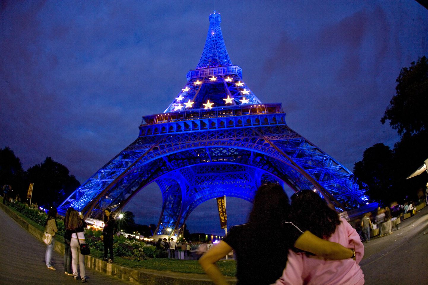 Euroopa Liidu värvidesse rüütatud Eiffeli torn.