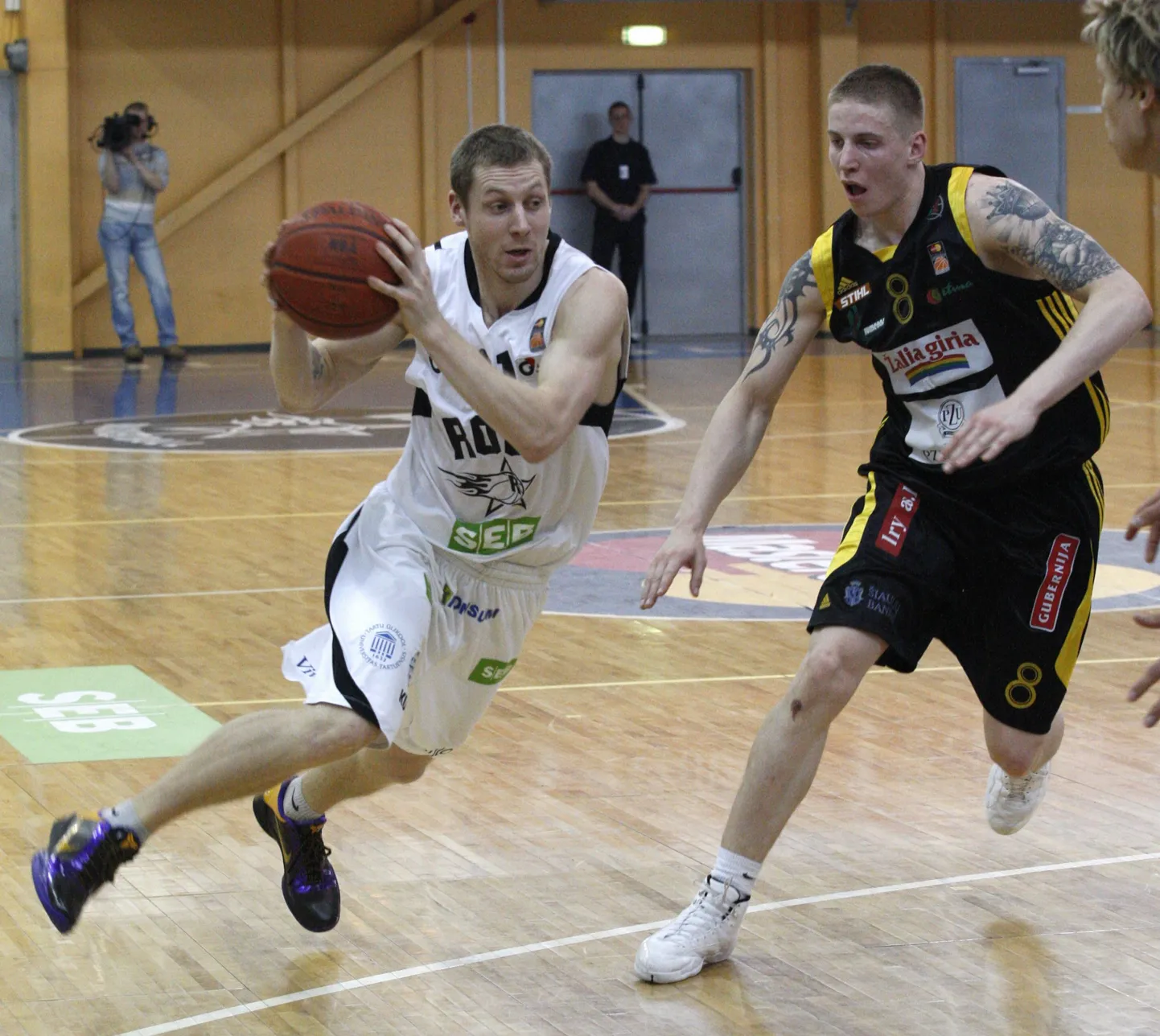 Tartu Rocki tagamängija Silver Leppik (palliga).