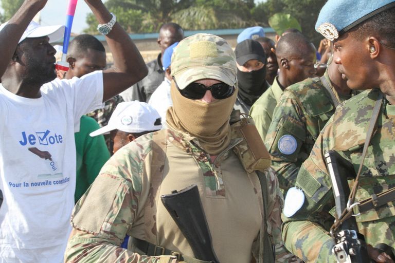 Российские офицеры из ЧВК «Вагнер» обеспечивают безопасность президента в Банги, столице Центральноафриканской Республики.
