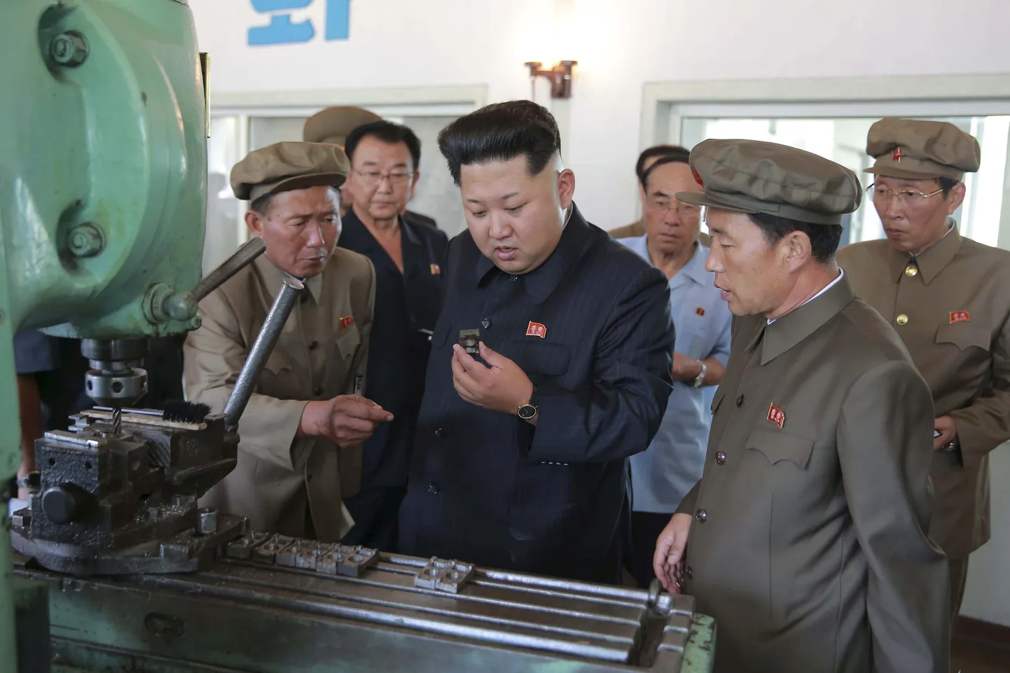 Põhja-Korea liider Kim Jong Un uudistamas Sinuiju vabrikut.
