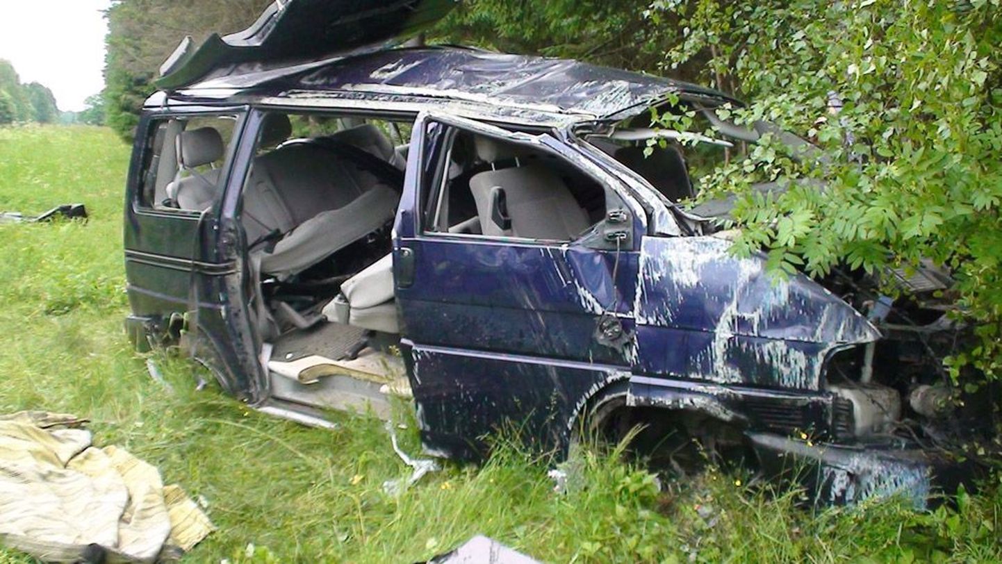 Jaanipäeva varahommikul sõitis 17-aastane noormehe roolitud Volkswagen Caravelle Valga-Uulu maanteel teelt välja ja põrkas vastu puud. Sõidukis hukkus kolm noort inimest.