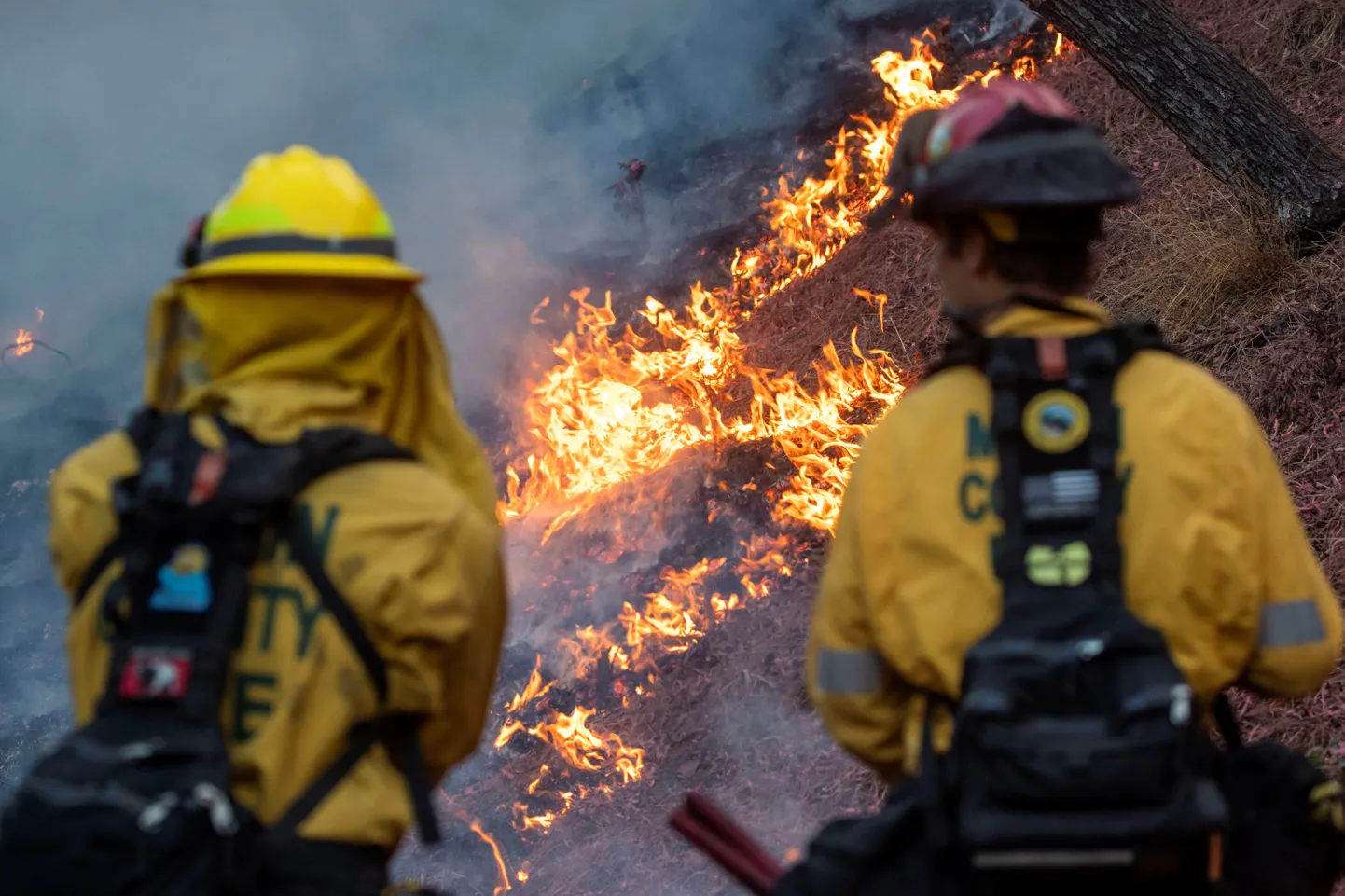 Tuletõrjujad jälgivad, kuidas Los Angelese naabruses Mandeville'i kanjonis põleb Palisades Fire.