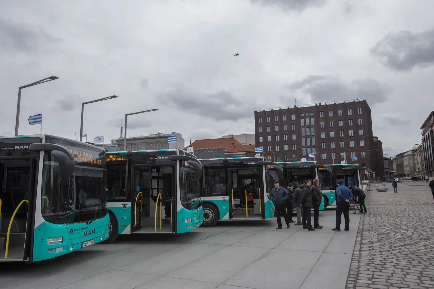 Uued linnaliinibussid Vabaduse väljakul.