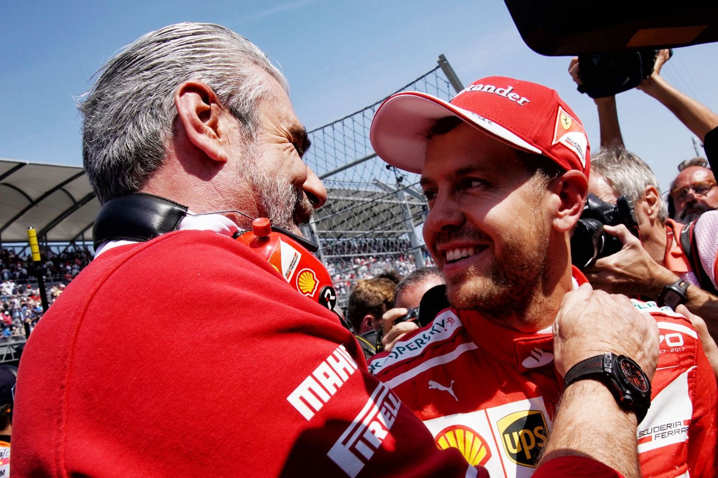 Ferrari meeskonna juht Maurizio Arrivabene (vasakul) ja Sebastian Vettel.