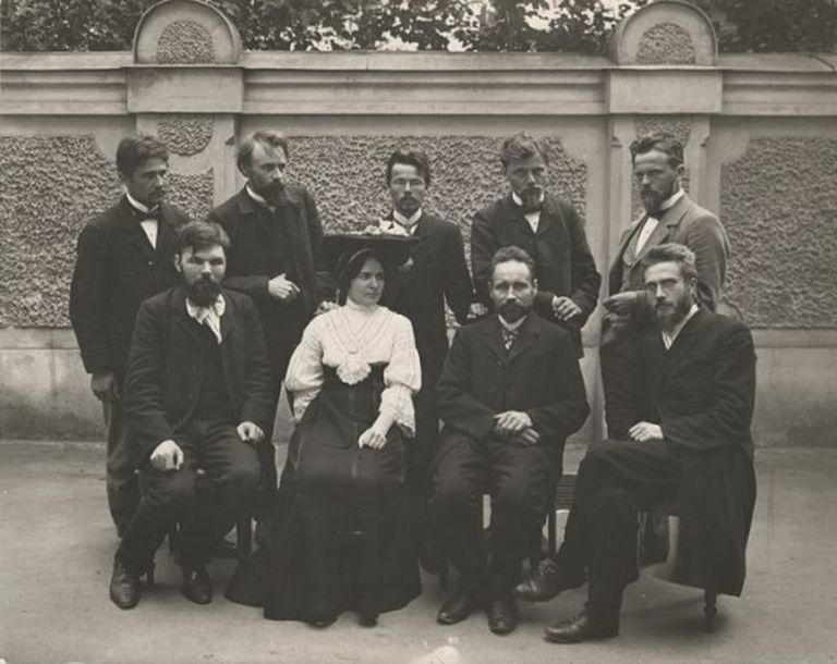 "Dzelmes" dekadentu grupas rakstnieki 1906. gadā. No kreisās sēž: Kārlis Jēkabsons, Zemgaliešu Biruta, Augusts Baltpurviņš, Eduards Cālītis. No kreisās stāv: Kārlis Štrāls, Jānis Akuraters, Kārlis Krūza, Kārlis Skalbe, Jānis Jaunsudrabiņš. 