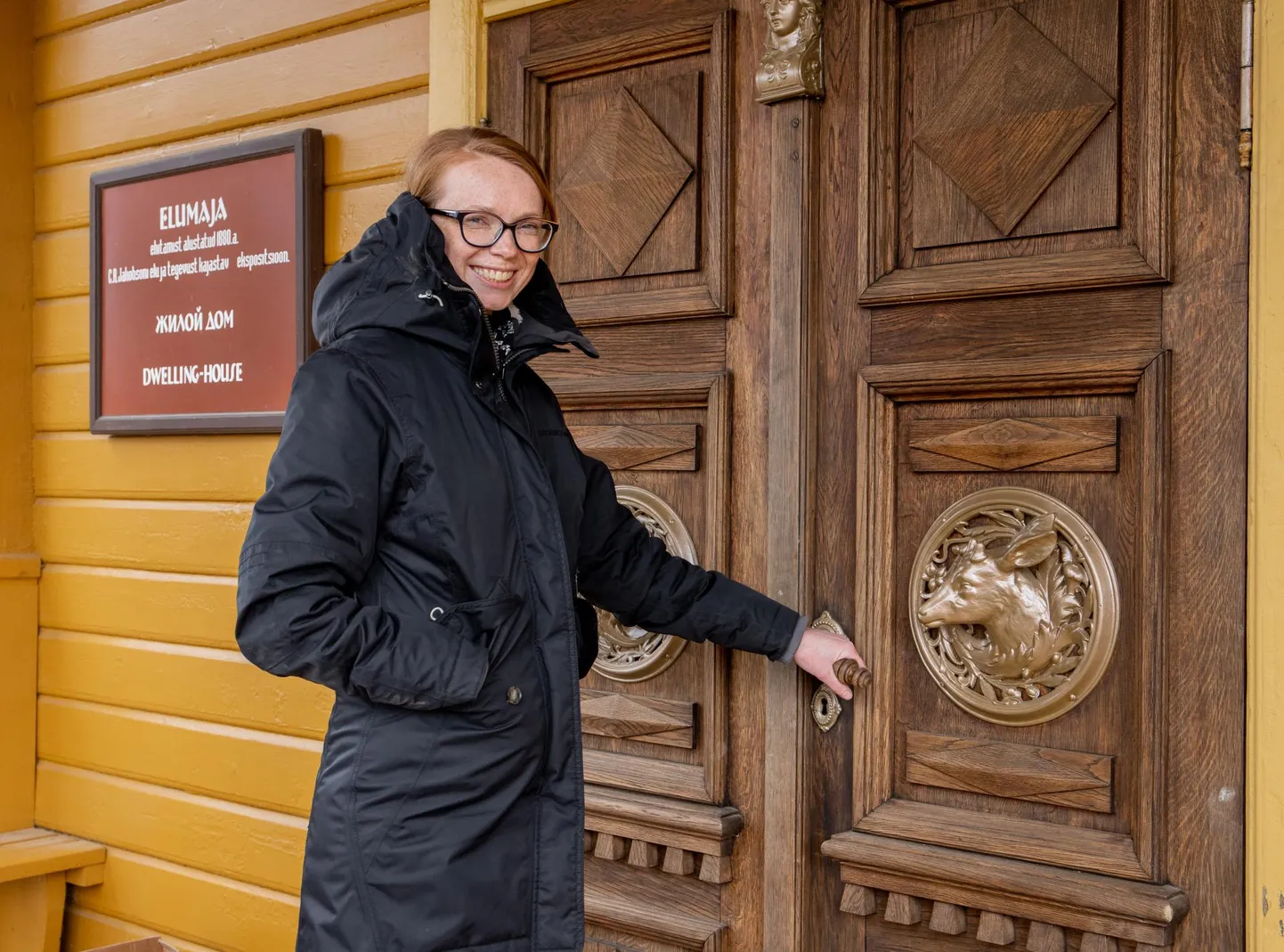 “Plaan on selline, et suvel hakkame tegema peamajja erilisi tuure, aga uus ekspositsioon saab üles aasta teises pooles,” rääkis SA Eesti Maaelumuuseumide Kurgja talumuuseumi administ­raator Silja Tammai-Kaja renoveeritud peamaja trepil.