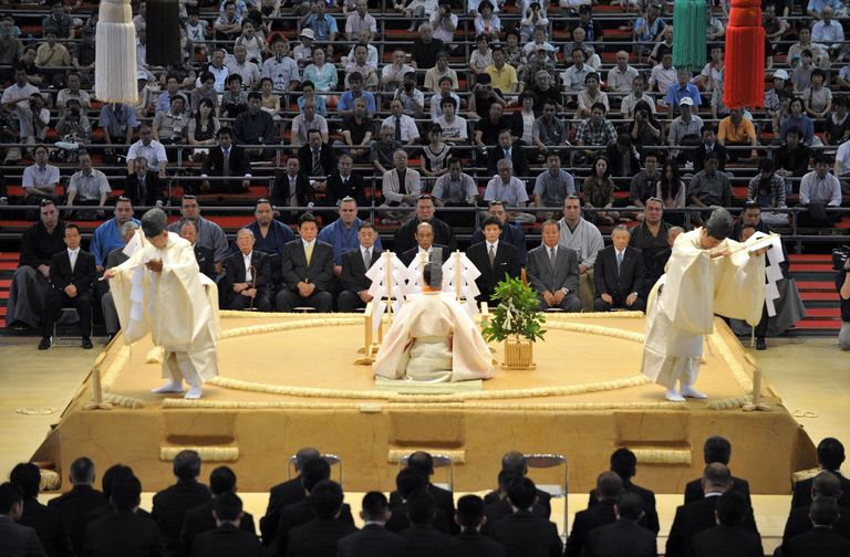Šinto preestrid viimas sumoareenil läbi puhastusrituaali