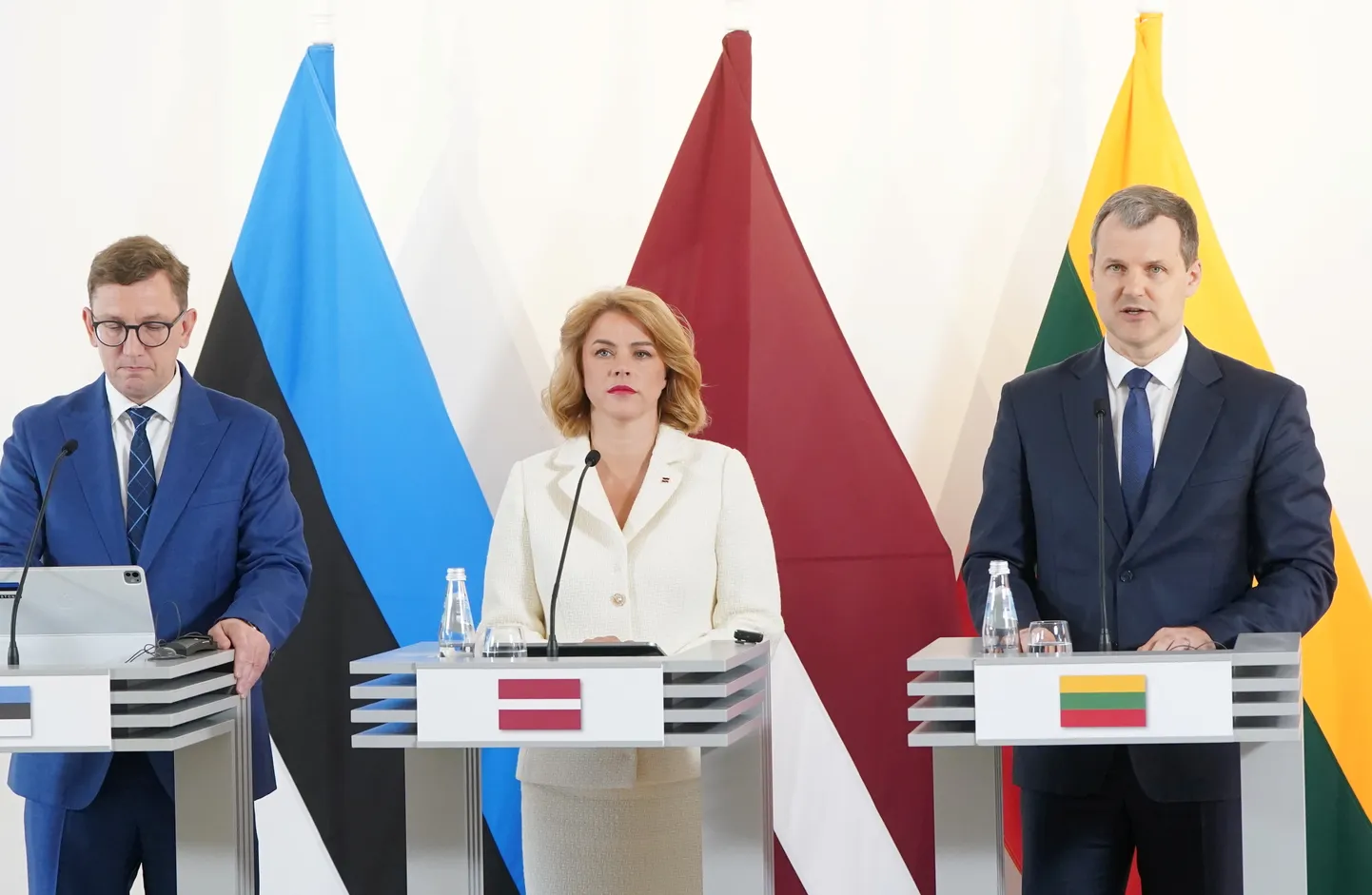 Igaunijas premjerministrs Kristens Mihals (no kreisās), Ministru prezidente Evika Siliņa un Lietuvas premjerministrs Ģintauts Palucks piedalās preses konferencē pēc tikšanās Latvijas Nacionālajā vēstures muzejā.