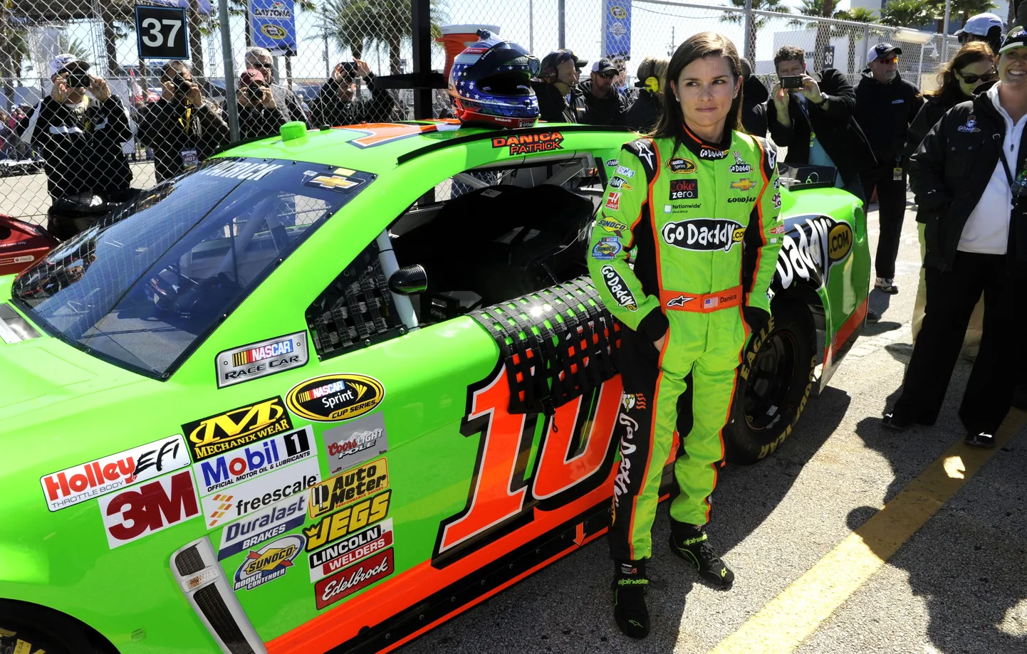 Stewart-Haasi tiim, kus võistleb Danica Patrick, tahab liituda vormel-1 sarjaga.