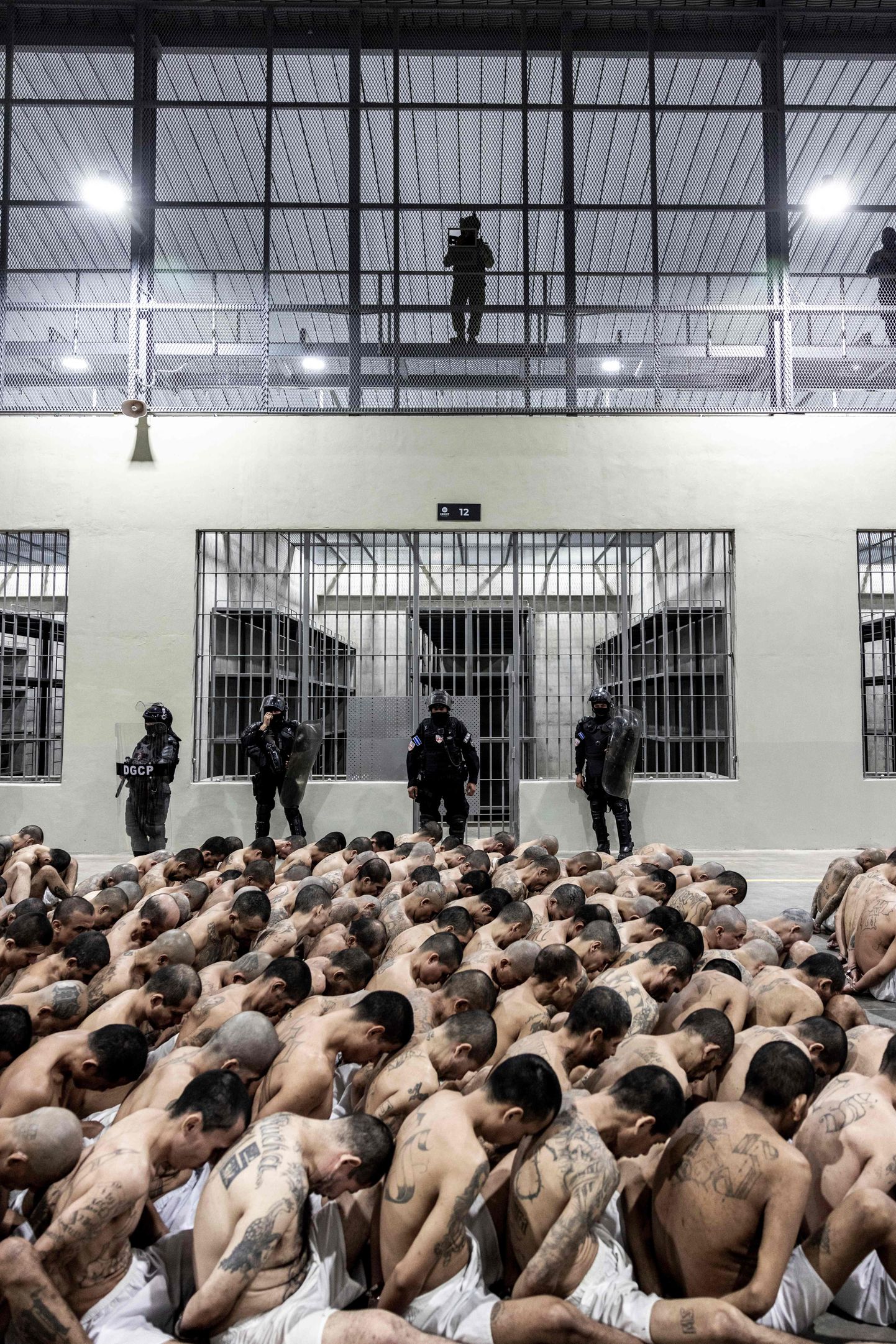 El Salvadori võimude poolt vahistatud jõuguliikmed vangis 15. märtsil 2023. aastal.