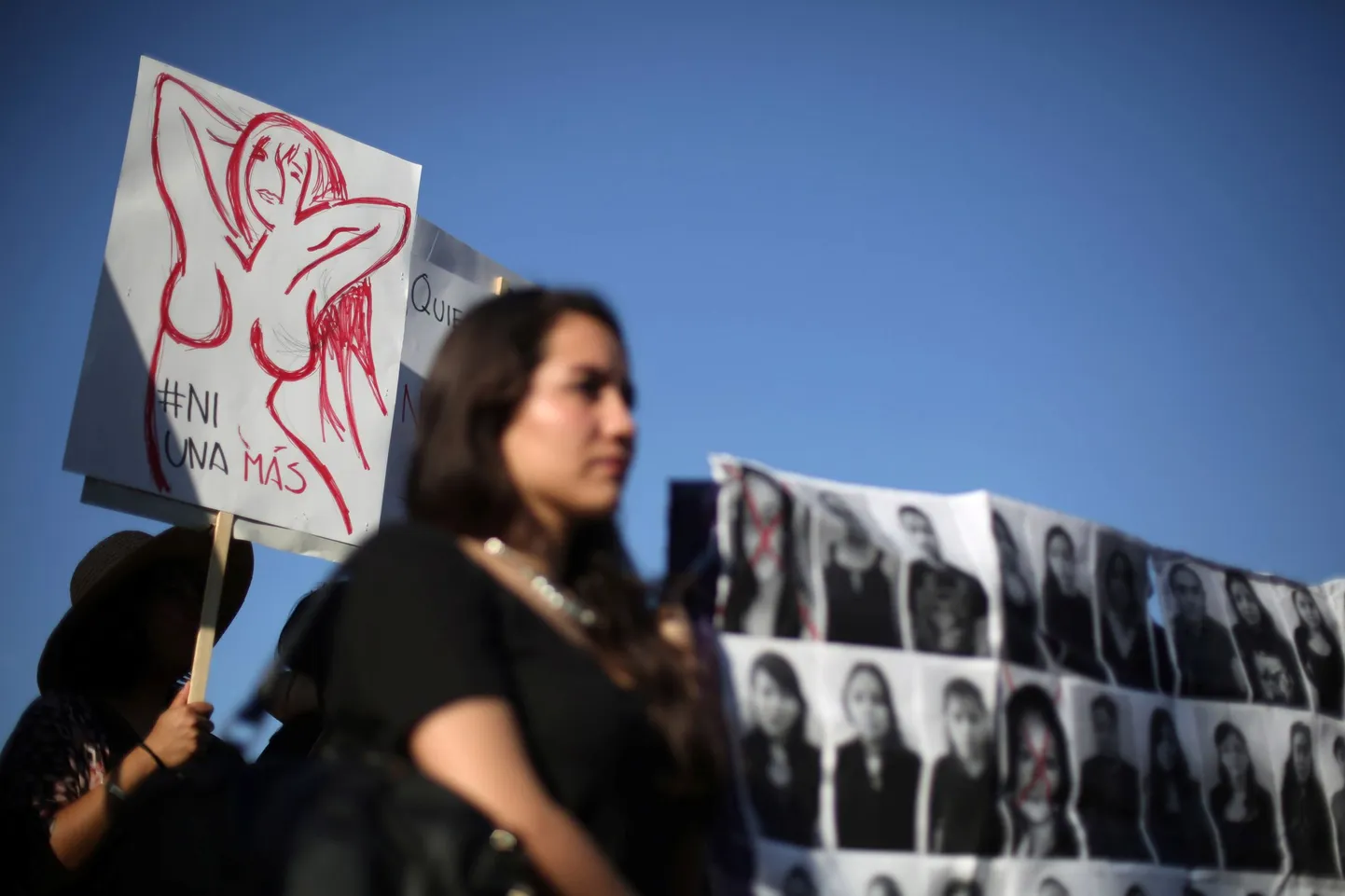 Aktivistid avaldavad Mexico City's meelt naistevastase vägivalla vastu.