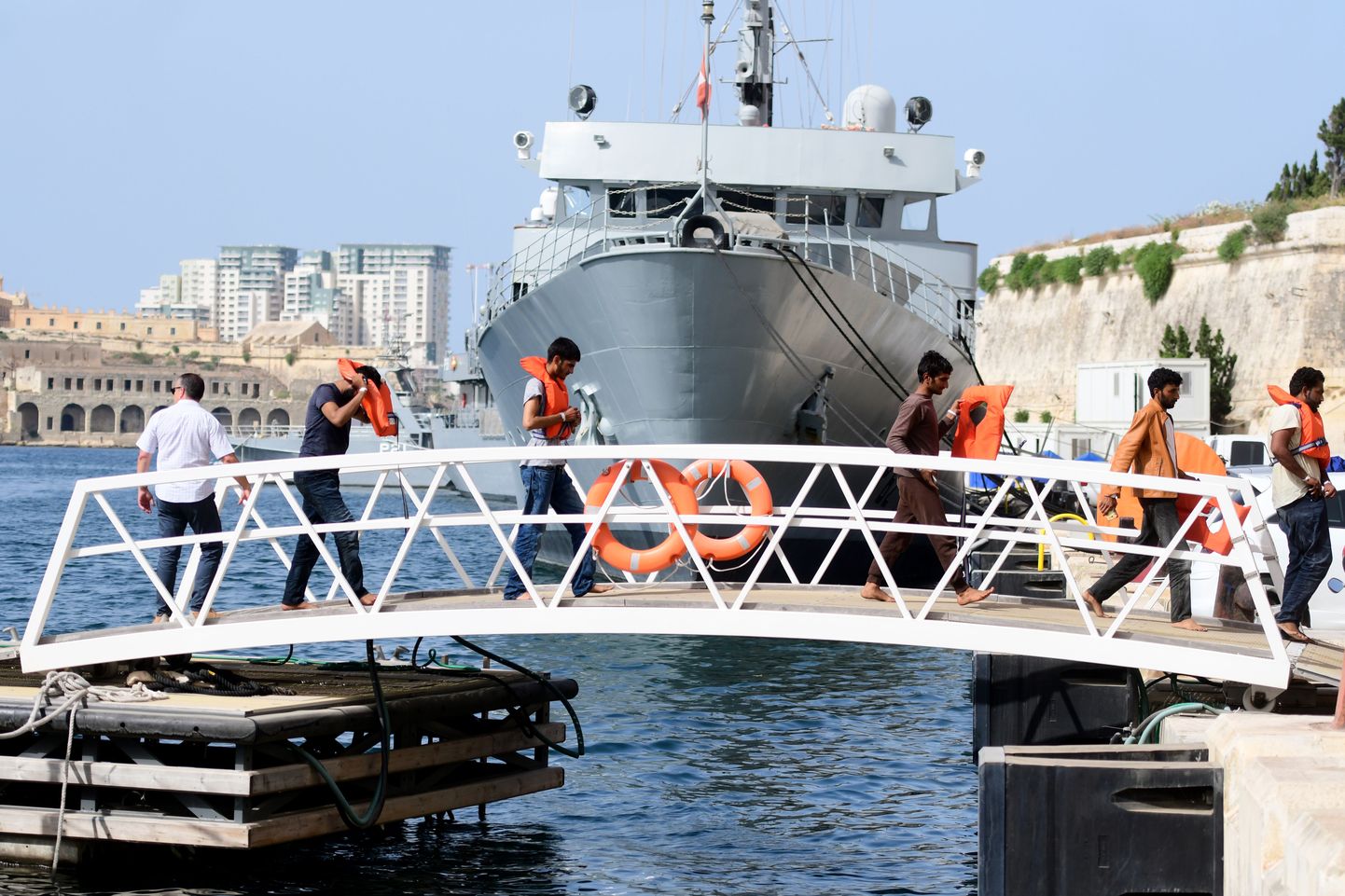 Migrandid lahkumas 9. juulil Malta Floriana sadamas Saksa vabaühenduse Sea-Eye päästelaevalt Alan Kurdi.